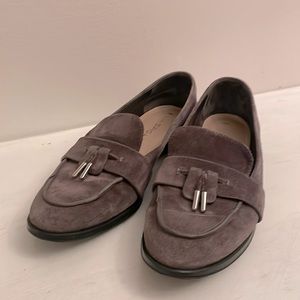 Via Spiga gray suede flat loafers with tassel size 8 in good used condition